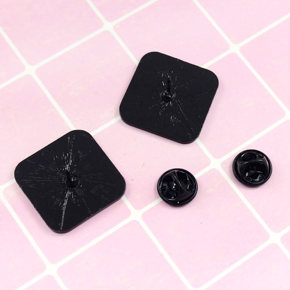 NEW Don’t Panic Scale Weight Loss Enamel Pin - Picture 2 of 2